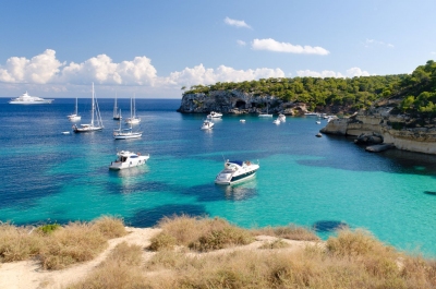 Boote vor Cala Portals Vells Mallorca (El Gaucho / stock.adobe.com)  lizenziertes Stockfoto 
Informations sur les licences disponibles sous 'Preuve des sources d'images'